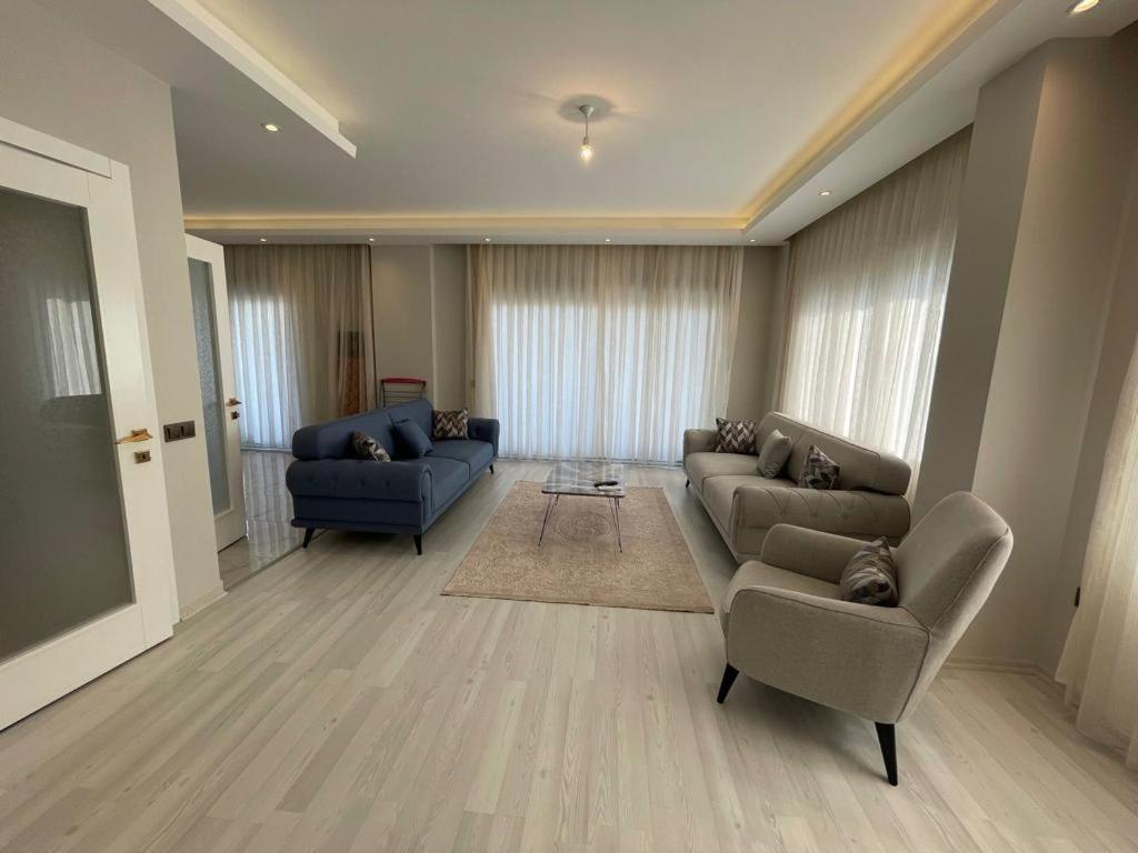 Bahce, Barbeku Ve Cocuk Oyun Parki Olanagi Ve Buyuk Bir Havuzu Olan Genis Aileler Icin Ideal Villa