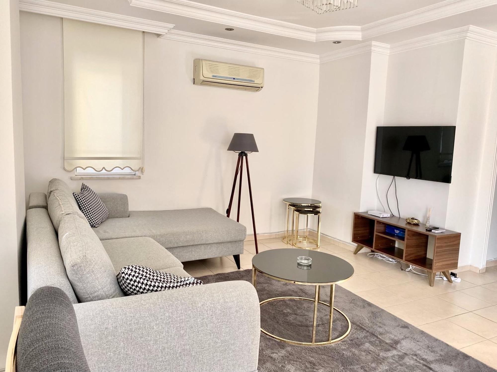 Zerrin Hanim - 1 Minute From Kleopatra Beach Daire *