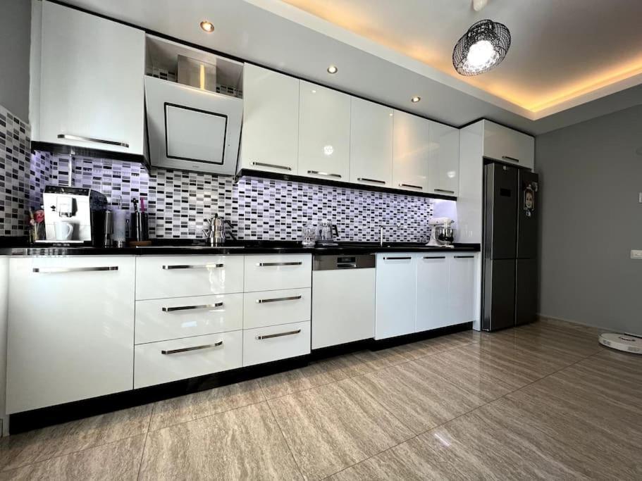 Penthouse 4 Bedrooms, 1 Living Room, To The Sea 7 Minutes Walk Alanya