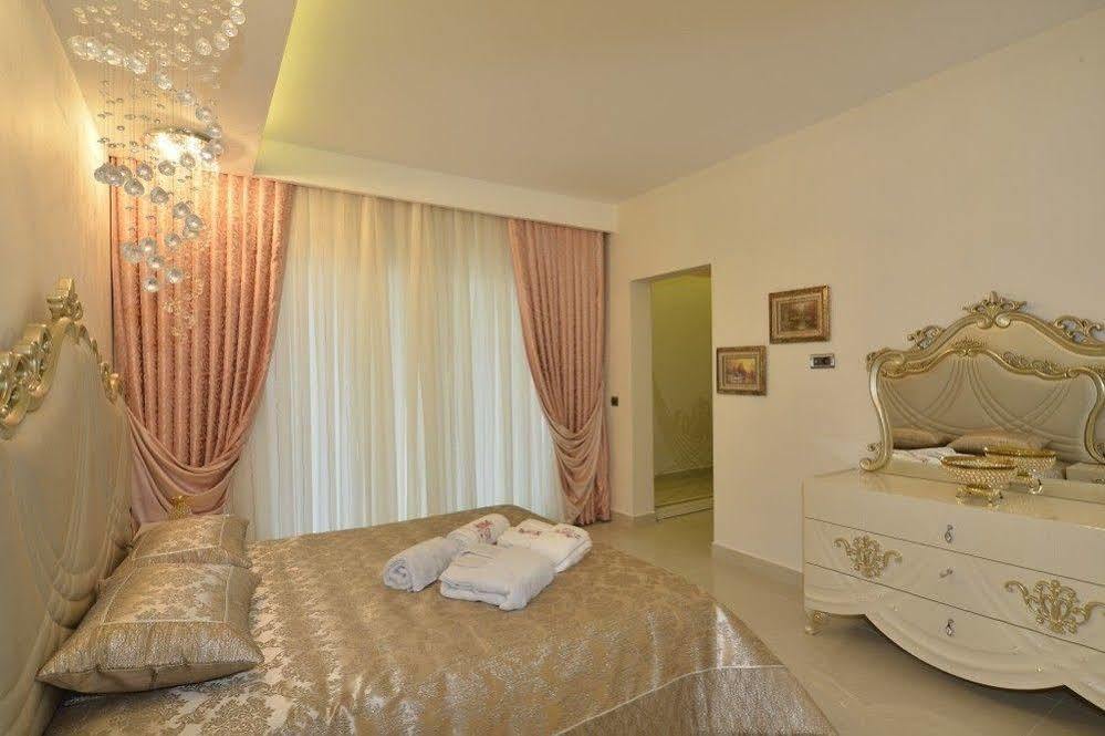 Calista, Empire, Seven Stars Hotel
