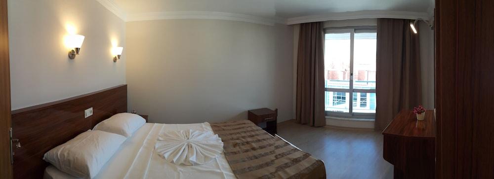Hotel Midi & 5*