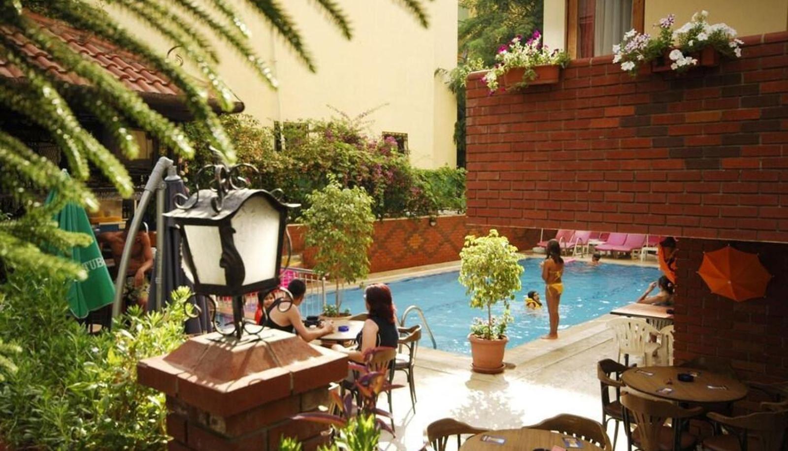 Sultan House: Beachfront With Balcony And Amenities Apartment Alanya
