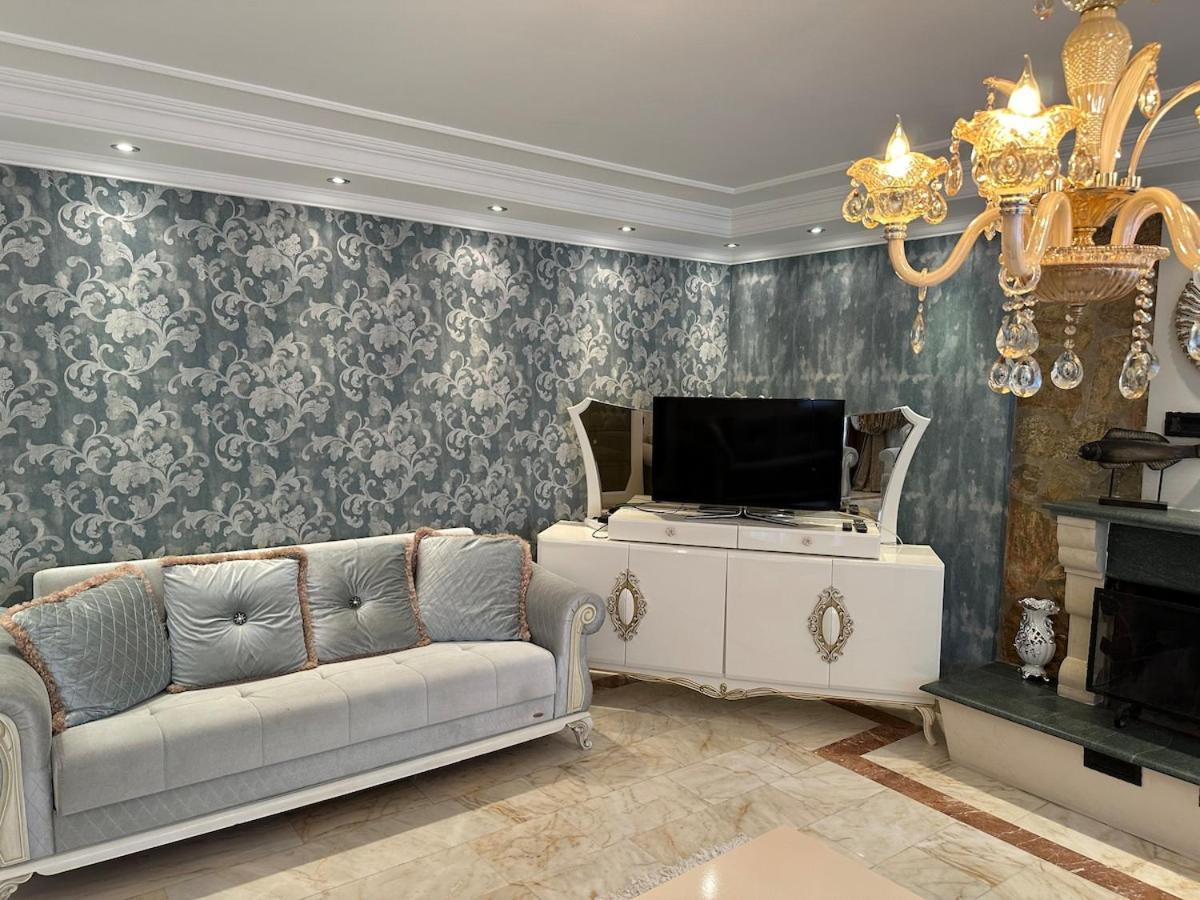 Luxury, 6 Bedroom, 3 Bathroom Villa *