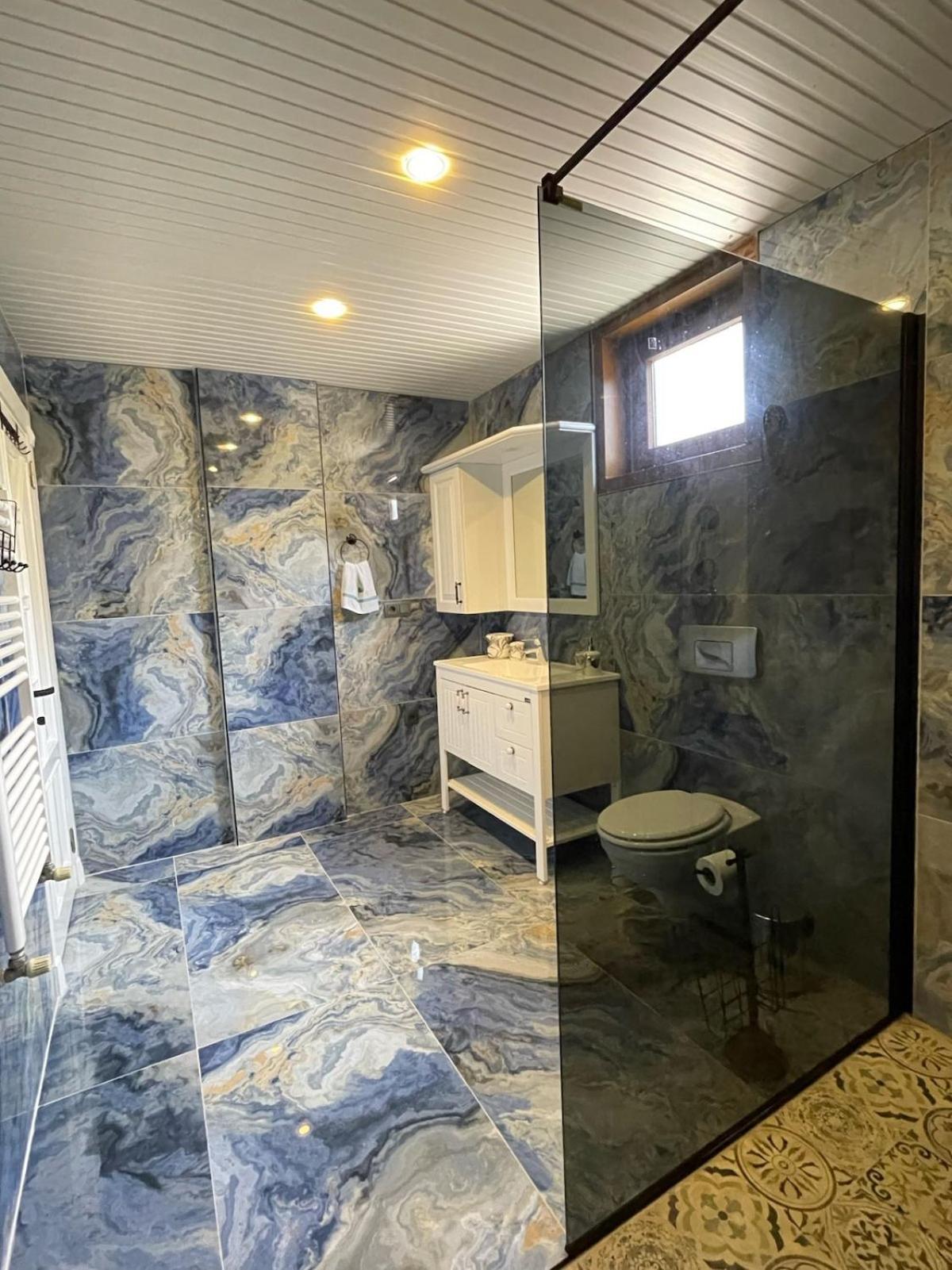 Luxury, 6 Bedroom, 3 Bathroom *