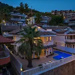 Villa Mit Einzigartigem Ausblick