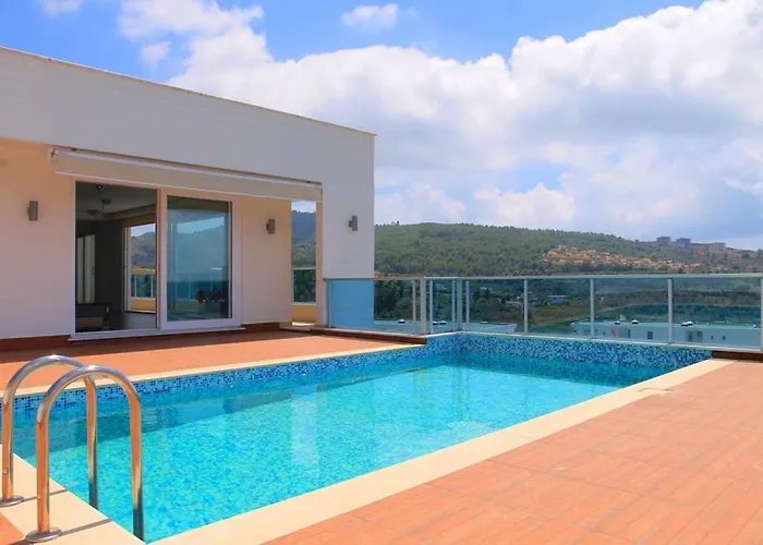 Villa Carlijn met prive-zwembad, veel privacy en panoramisch uitzicht op zee, op luxe resort