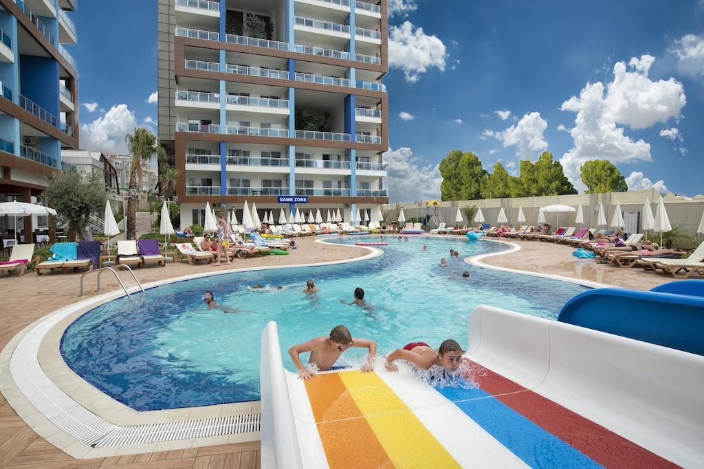 Aparthotel Crystal Towers 3*