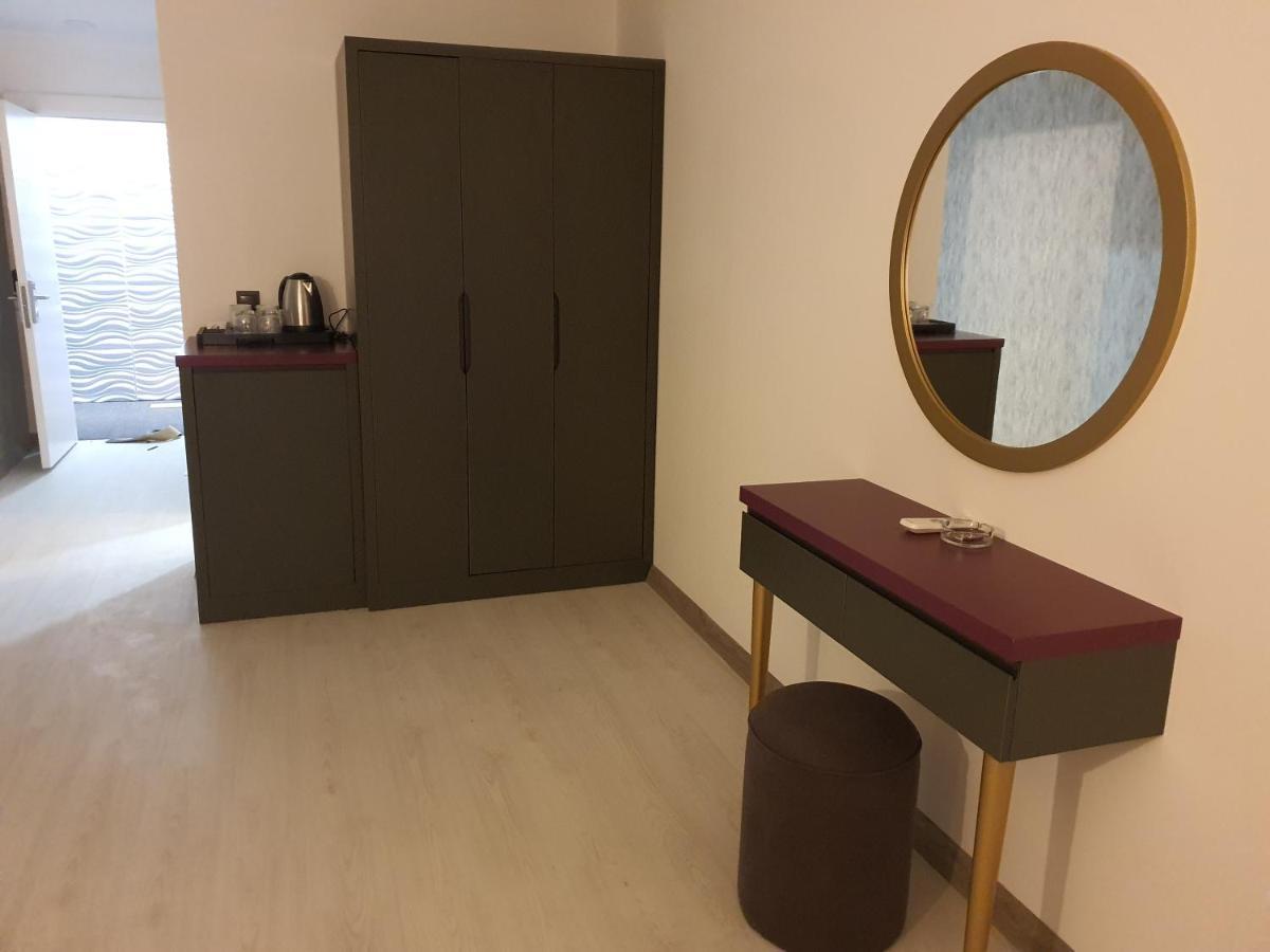 Karikatuer Bi Hotel