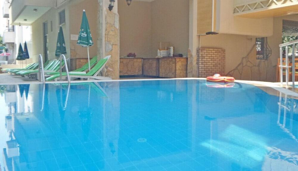Hotel Kleopatra Carina 2*