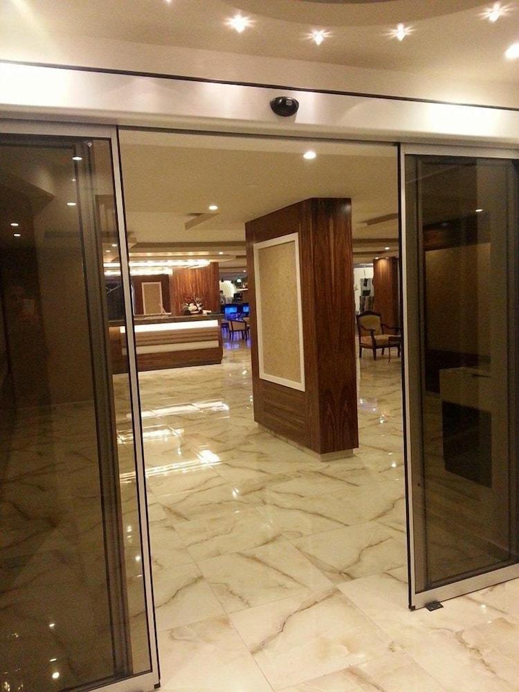 Aparthotel Lavinia &