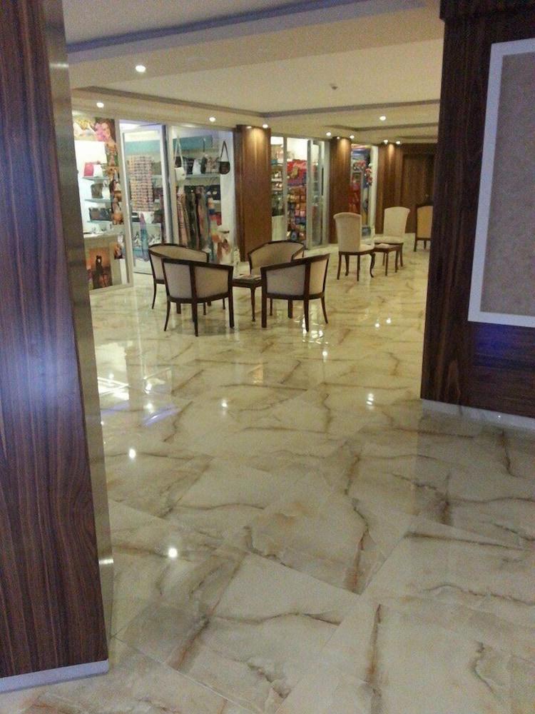 Aparthotel Lavinia & 3*