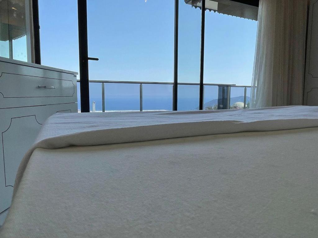 Bahce, Barbeku Ve Cocuk Oyun Parki Olanagi Ve Buyuk Bir Havuzu Olan Genis Aileler Icin Ideal Villa