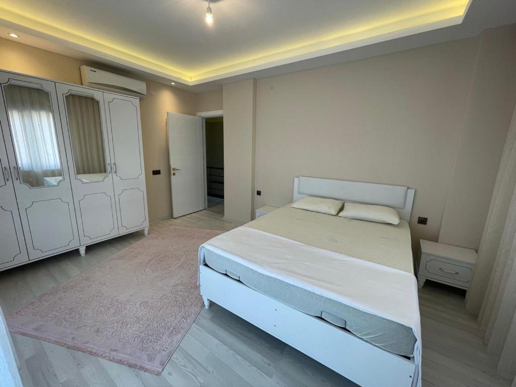 Villa Bahce, Barbeku Ve Cocuk Oyun Parki Olanagi Ve Buyuk Bir Havuzu Olan Genis Aileler Icin Ideal