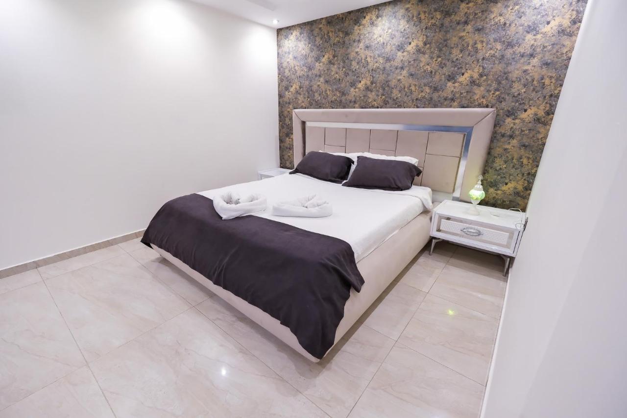 Luxury Villas & *