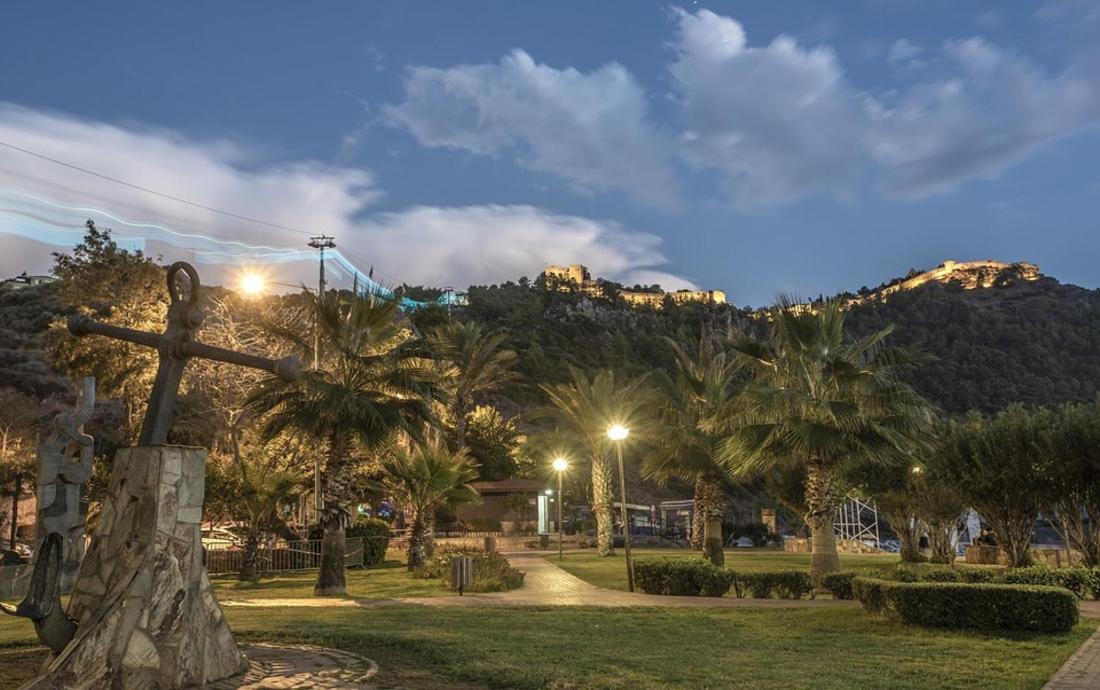 Sultan House: Beachfront With Balcony And Amenities