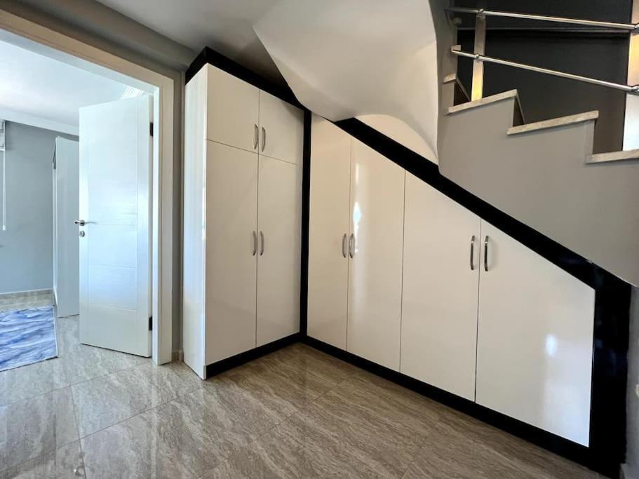 Penthouse 4 Bedrooms, 1 Living Room, To The Sea 7 Minutes Walk