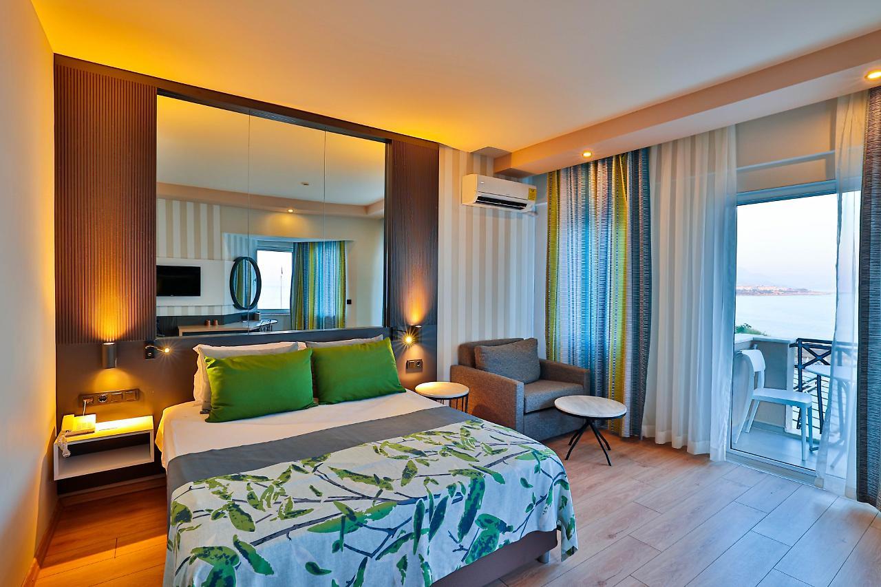 Crystal Land Of Paradise Hotel