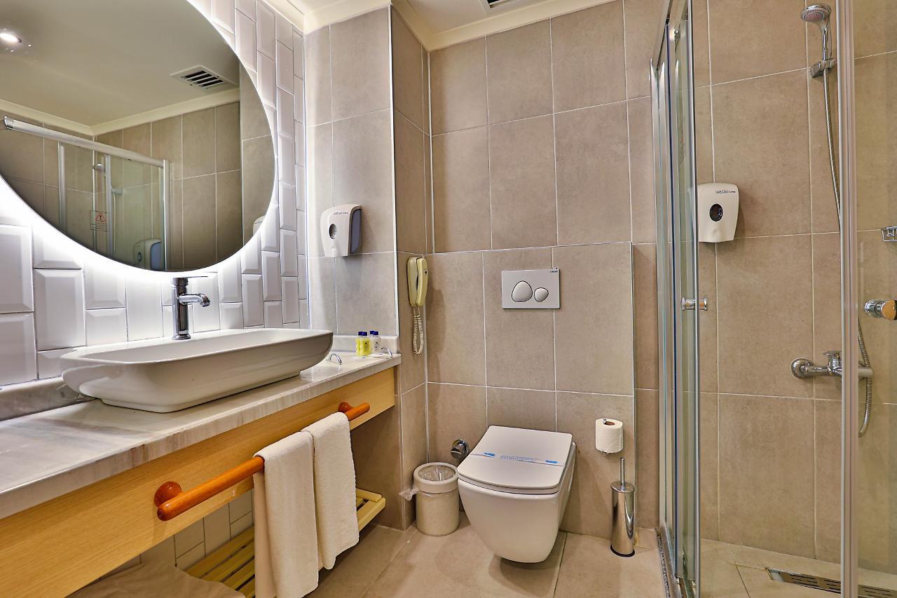 Crystal Land Of Paradise Hotel