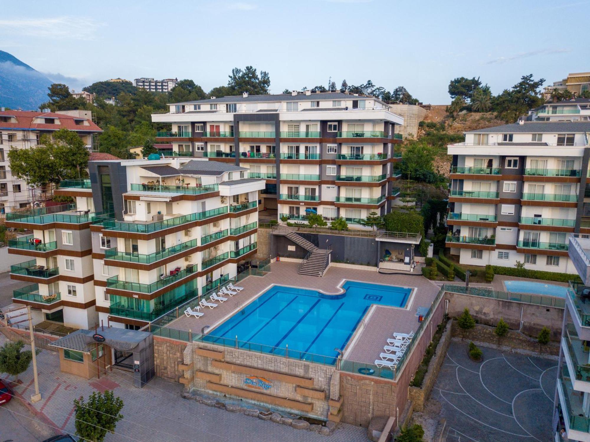 Peaceful Riverside Retreat 10-min Walk To Beach, Steps From National Park In Apartment