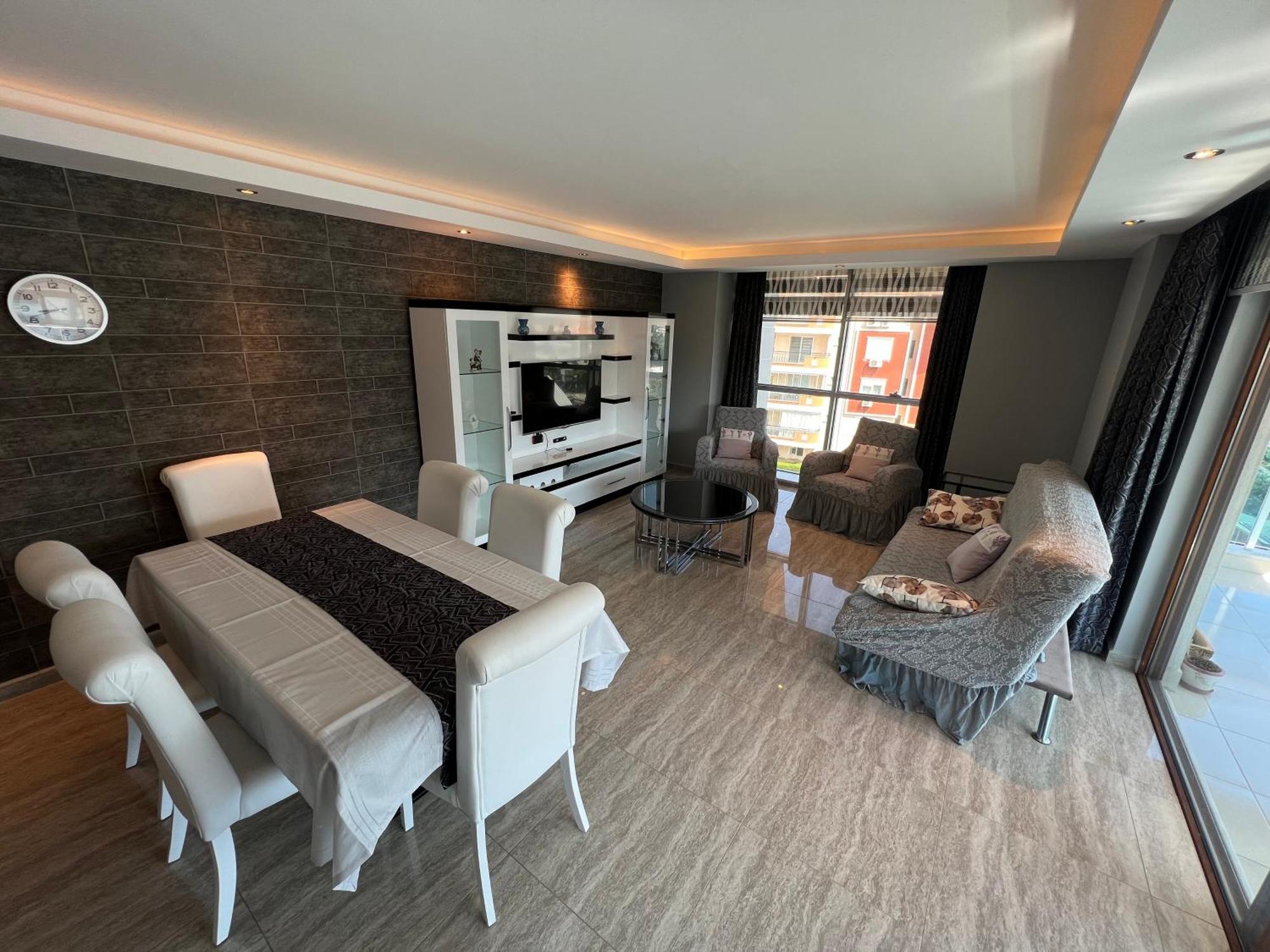 Penthouse 4 Bedrooms, 1 Living Room, To The Sea 7 Minutes Walk
