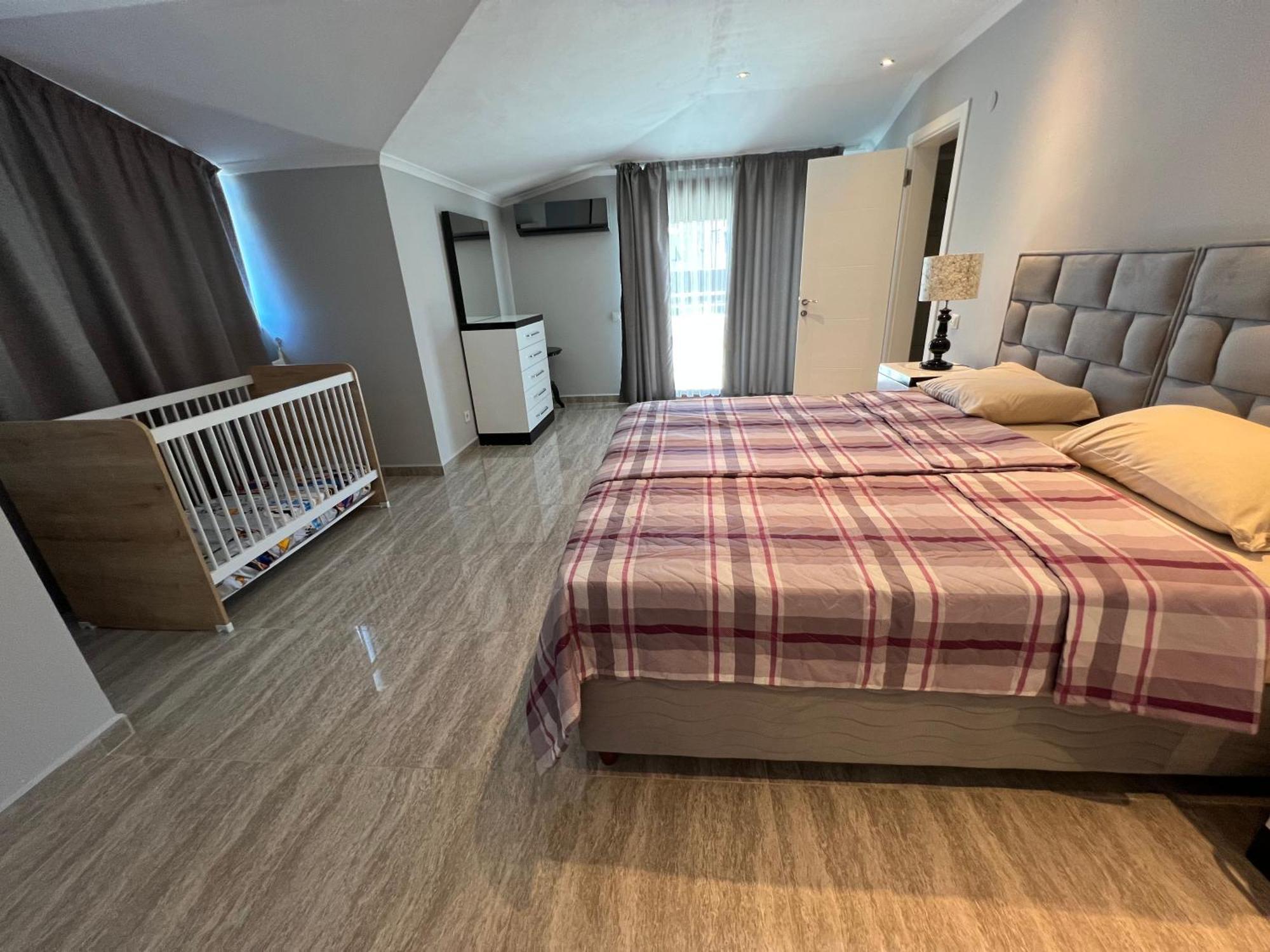 Penthouse 4 Bedrooms, 1 Living Room, To The Sea 7 Minutes Walk Apartamento