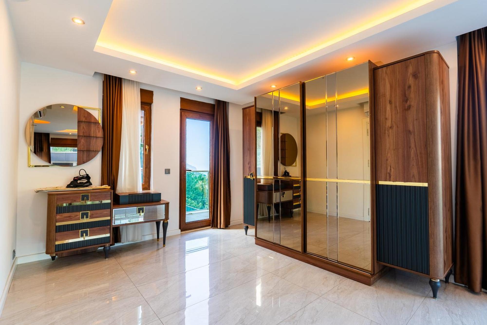 Luxury Villa *