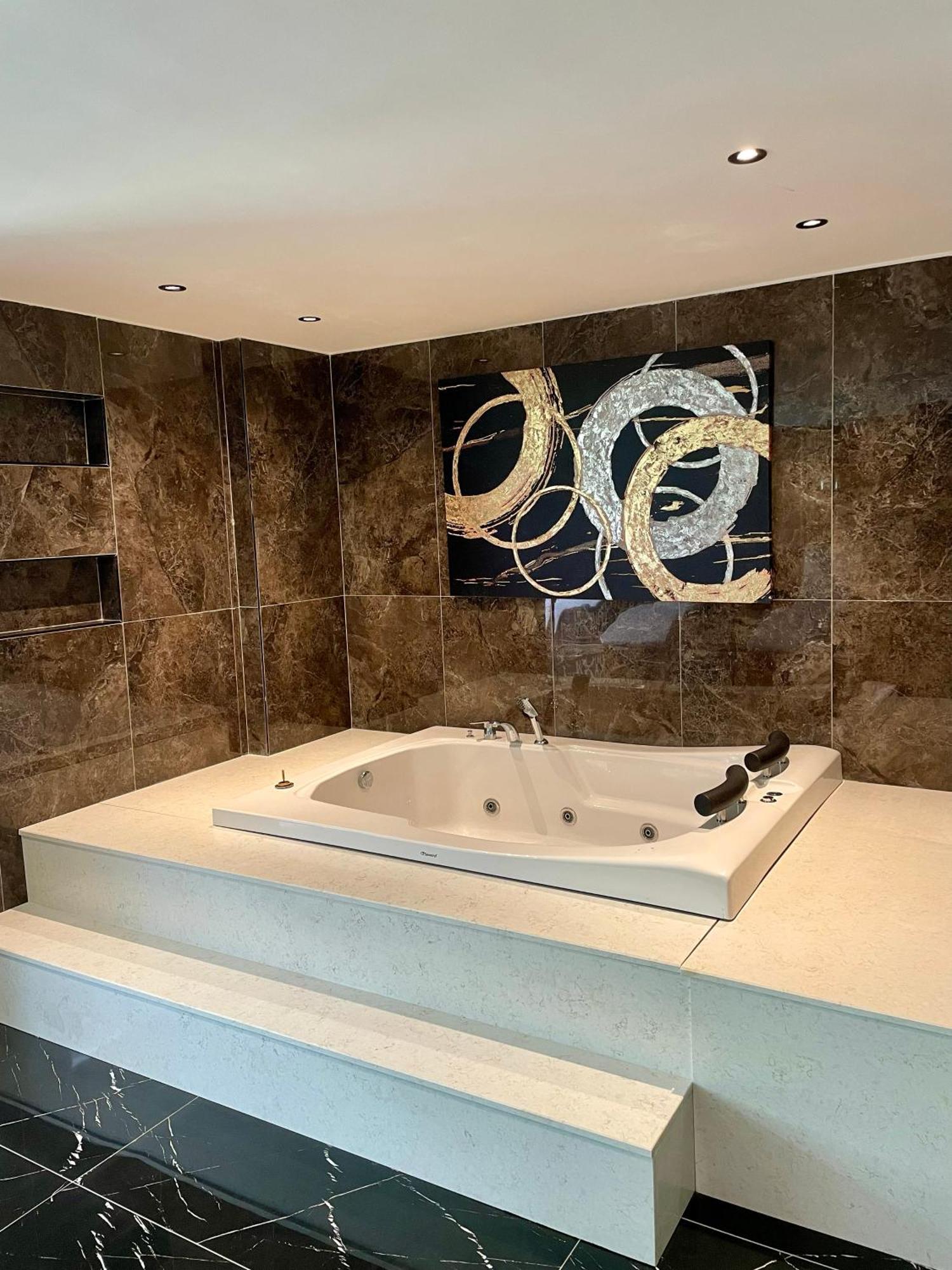 Luxury 1bd Flat 300m To The