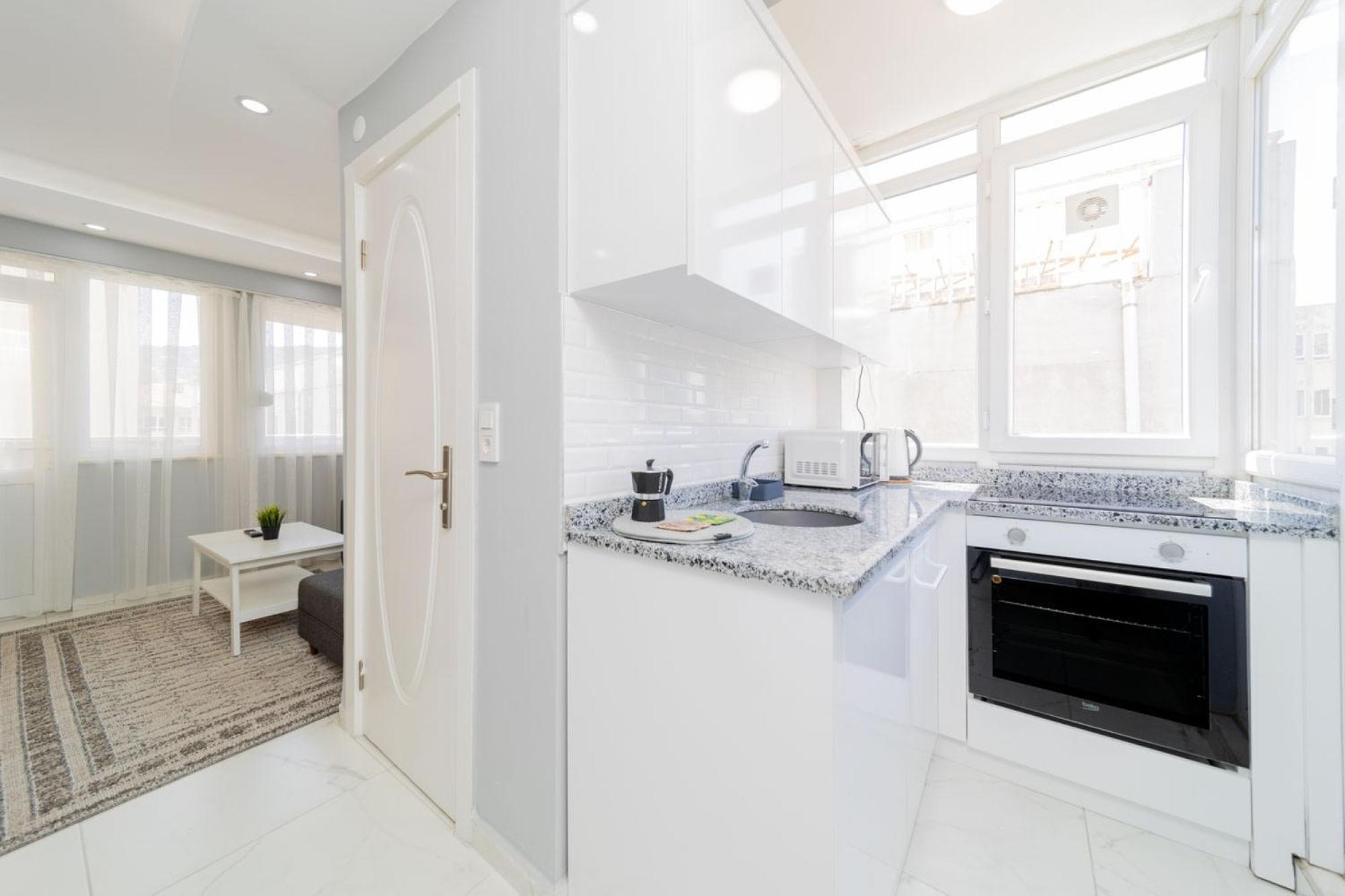 Cozy Flat W Balcony 5 Min To Beach In *