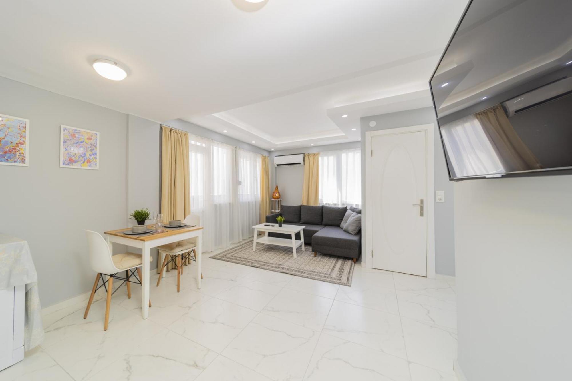 Cozy Flat W Balcony 5 Min To Beach In *