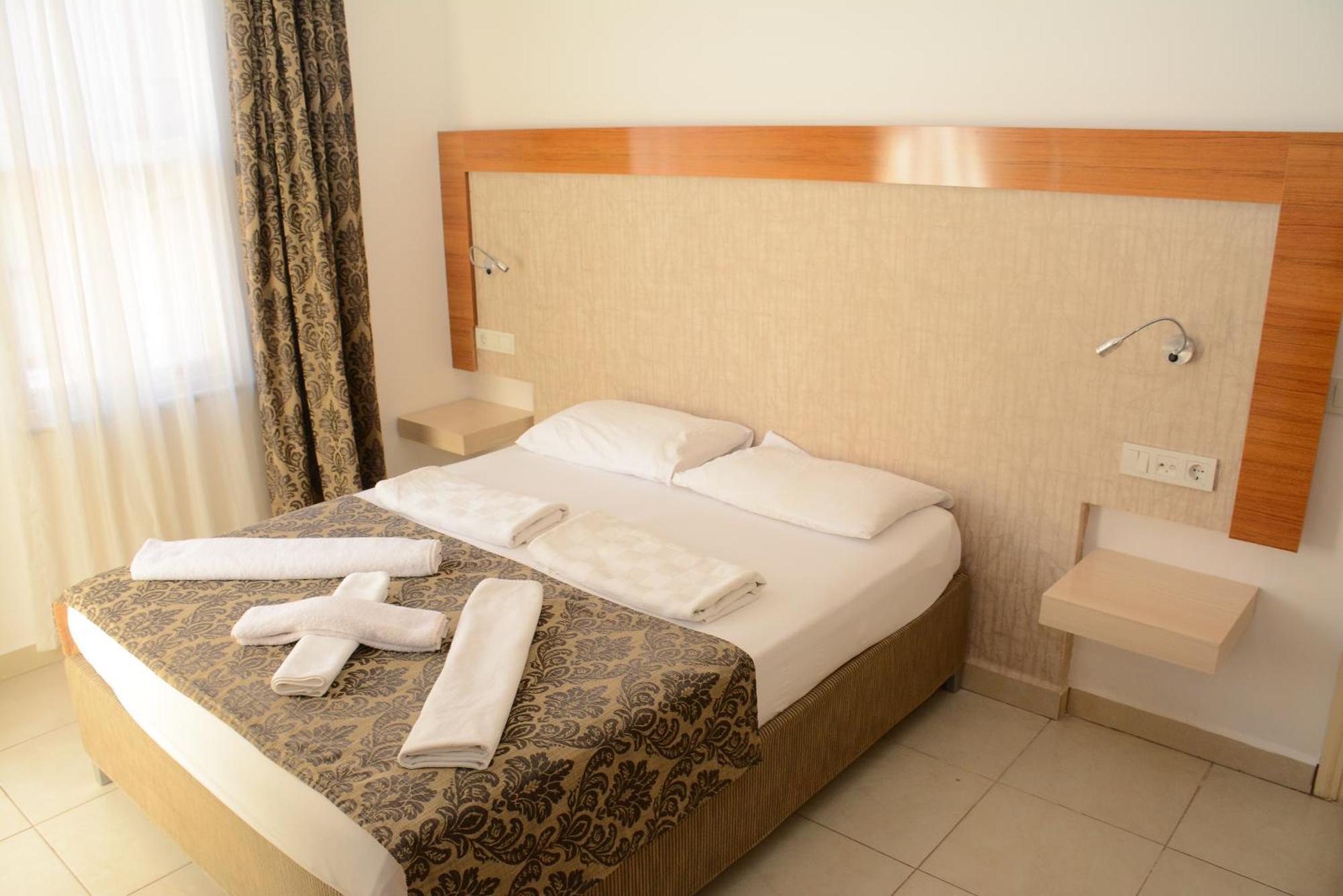 Aparthotel Almera Park 3*