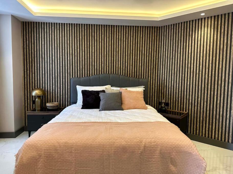 Modern Brand New With Pool & Cleopatra