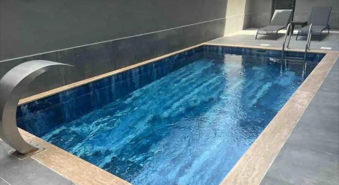 Duplex In The Heart Of Cleopatra, 200m To The