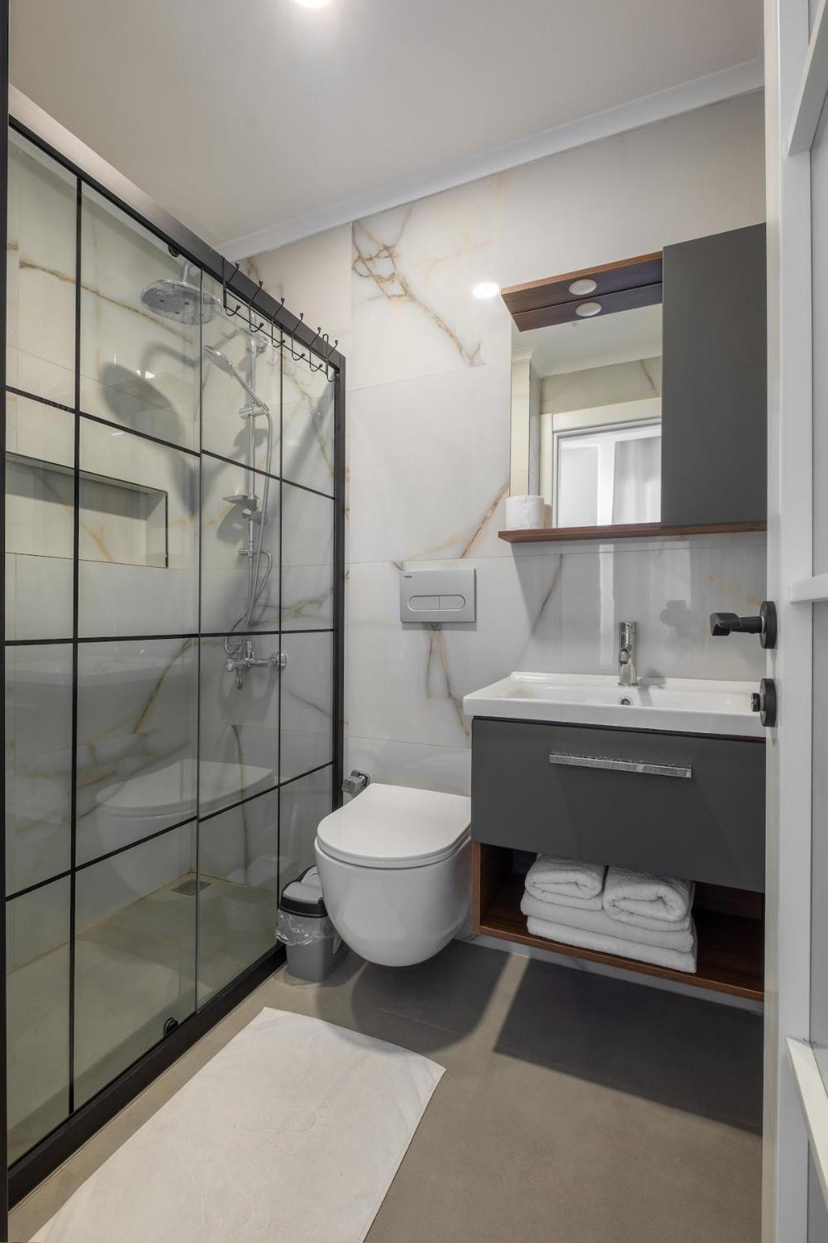 Duplex In The Heart Of Cleopatra, 200m To The