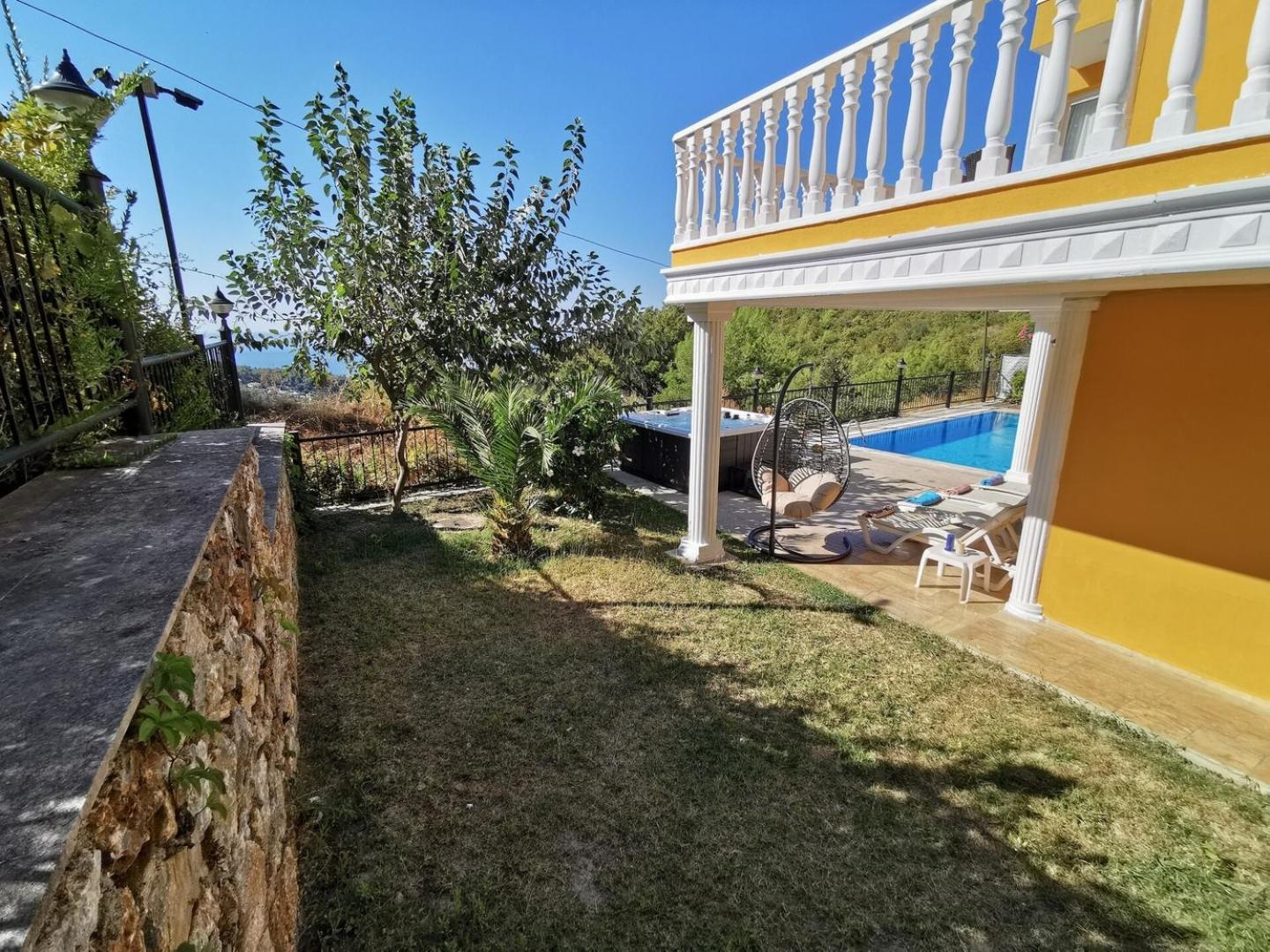 With A Pool And Jacuzzi Holiday home *