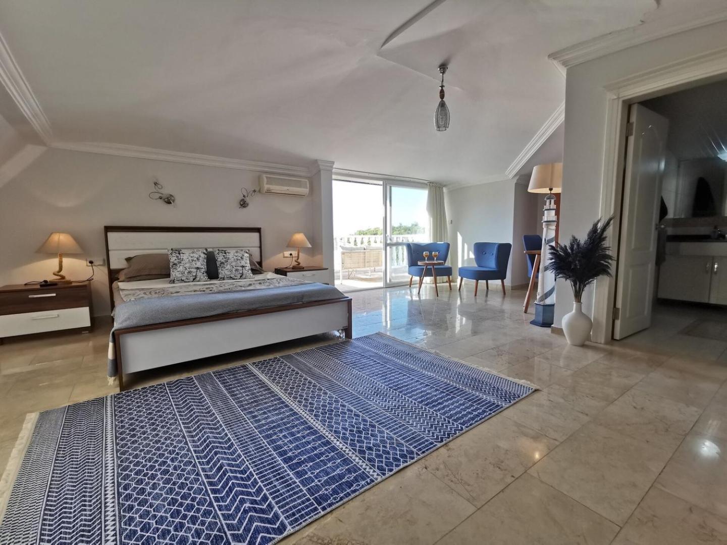 With A Pool And Jacuzzi Holiday home *