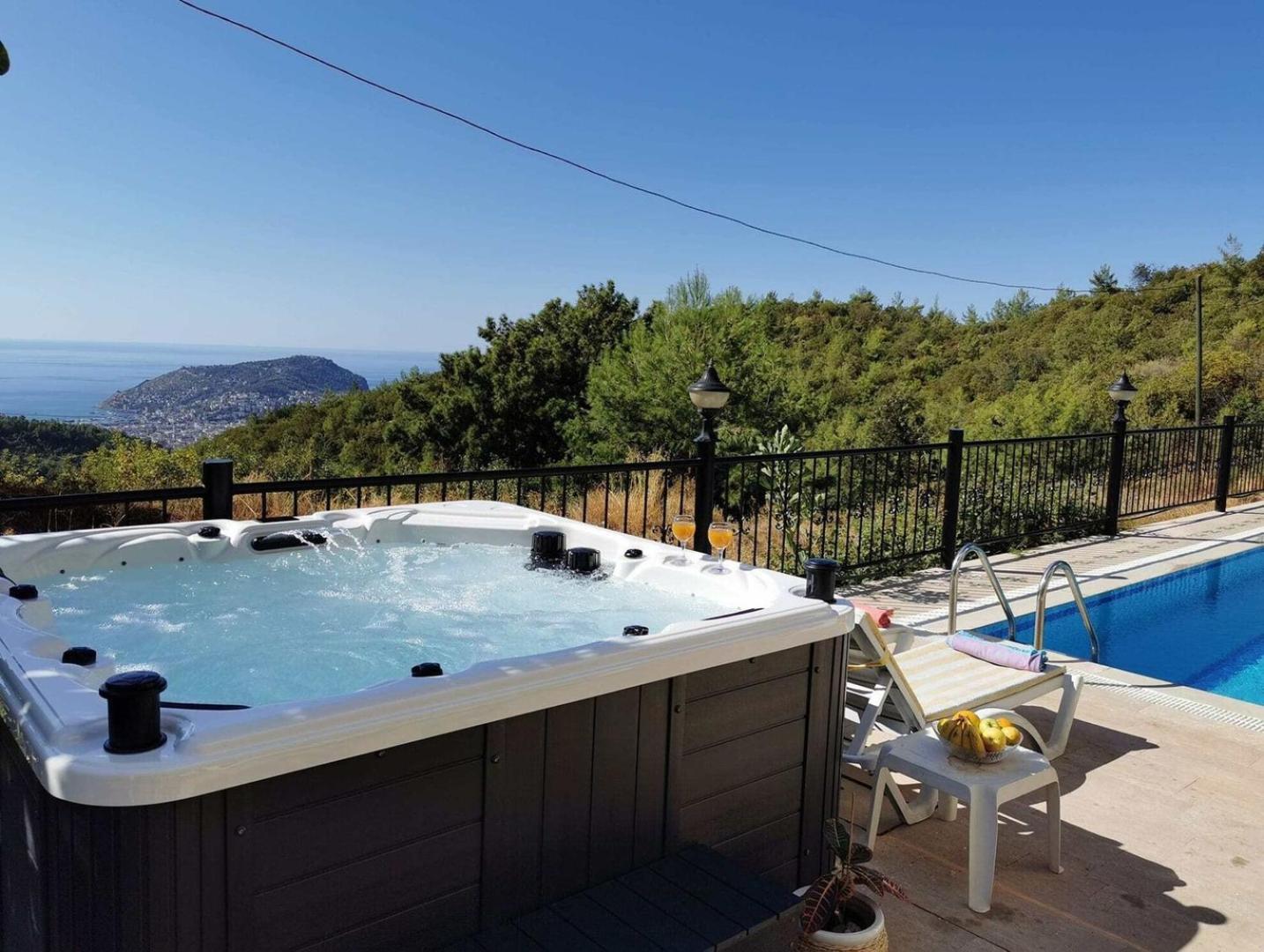 With A Pool And Jacuzzi Holiday home *