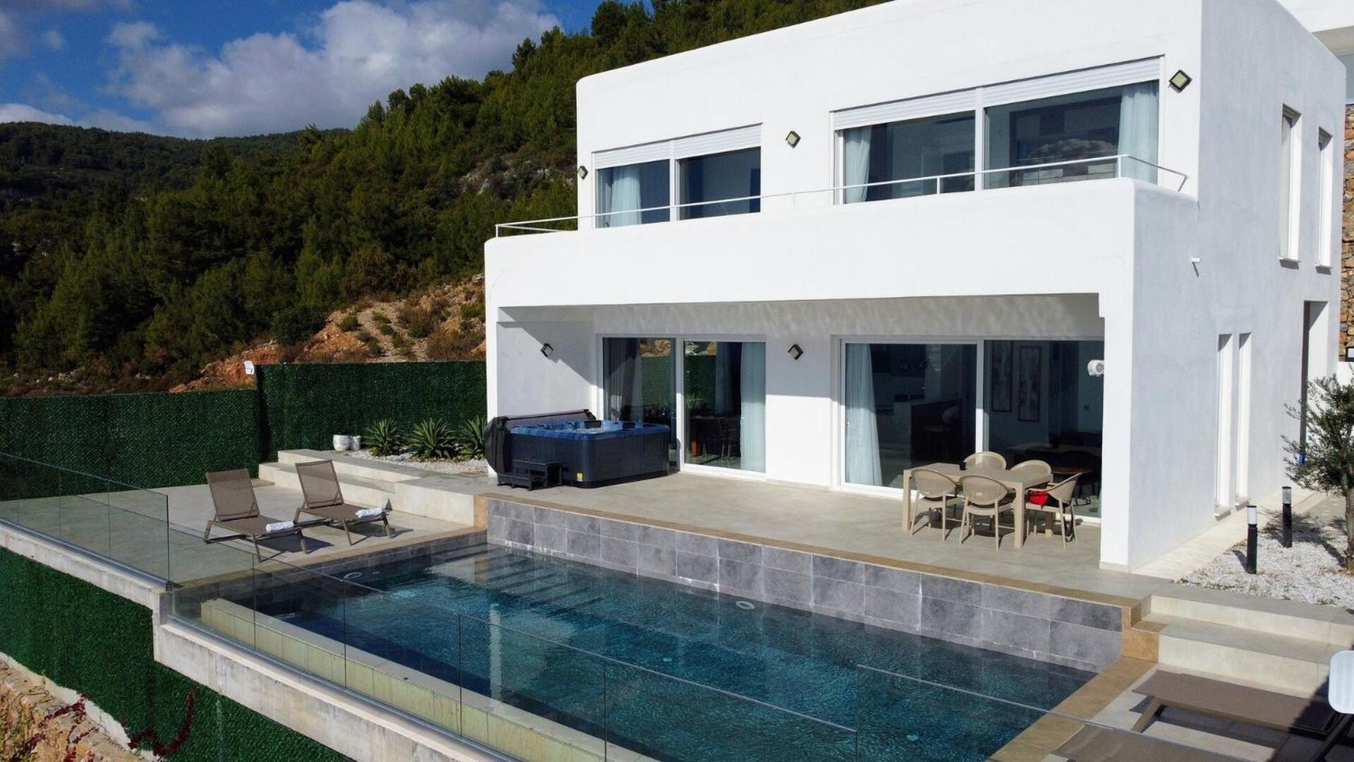 Panoramic With A Pool Holiday home *
