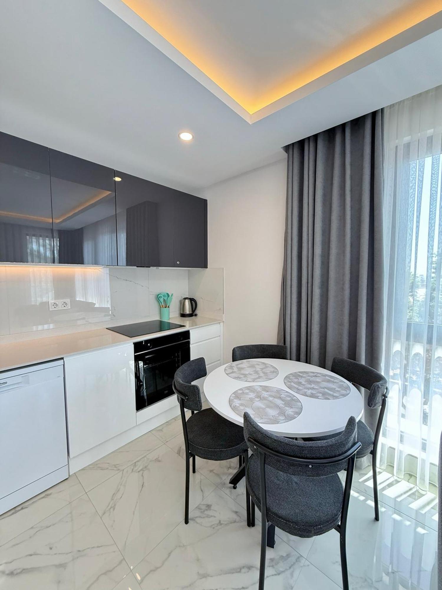 Sa Apartments! 150m To The Cleopatra *