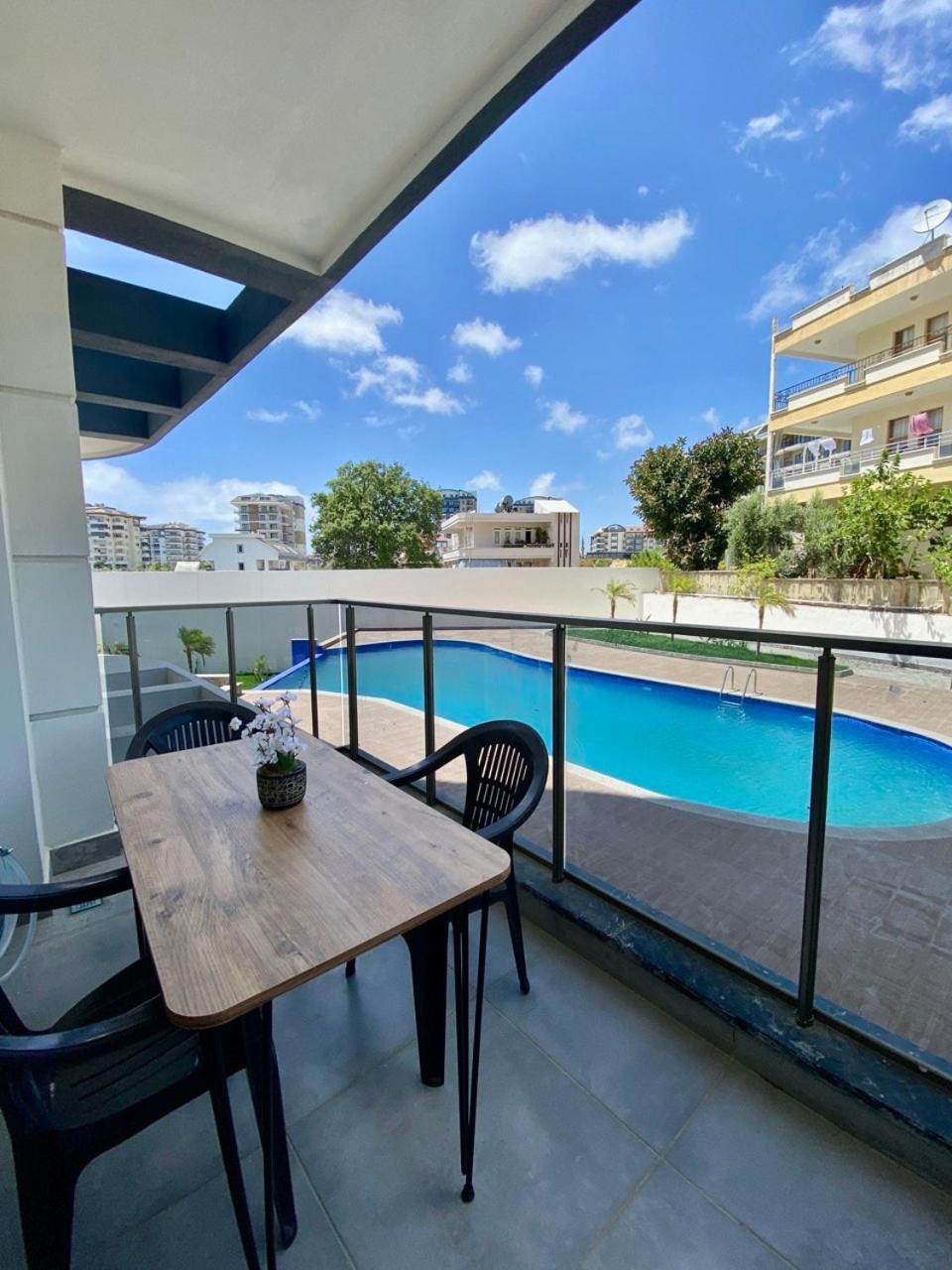 Daire Stylish 1br Flat Pool View & 10 Min Walk To *