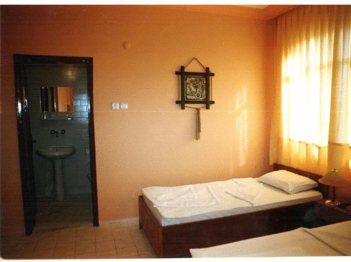 Hotel World 2*