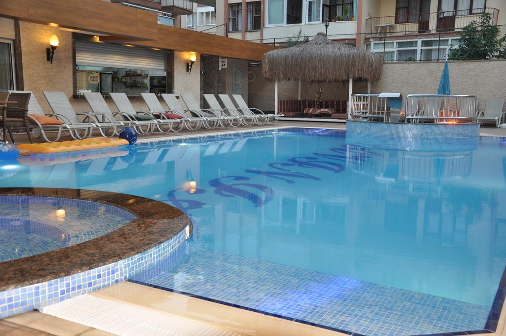 Aparthotel Lavinia & 3*
