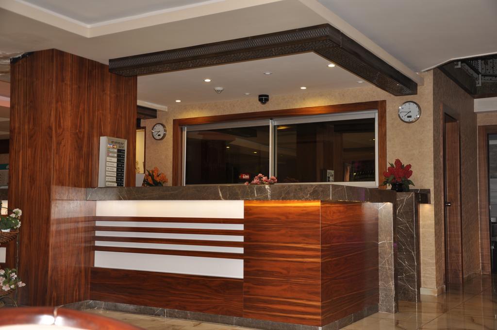 Aparthotel Lavinia & 3*