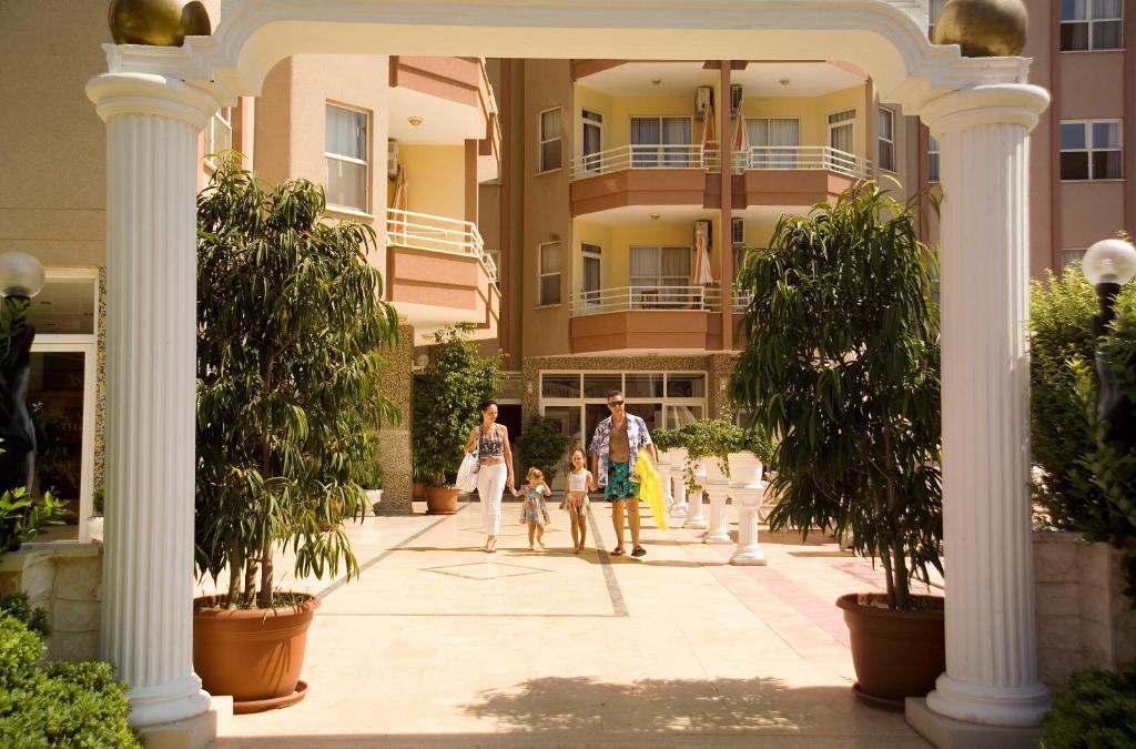 Dolphin Family Hotel 3*