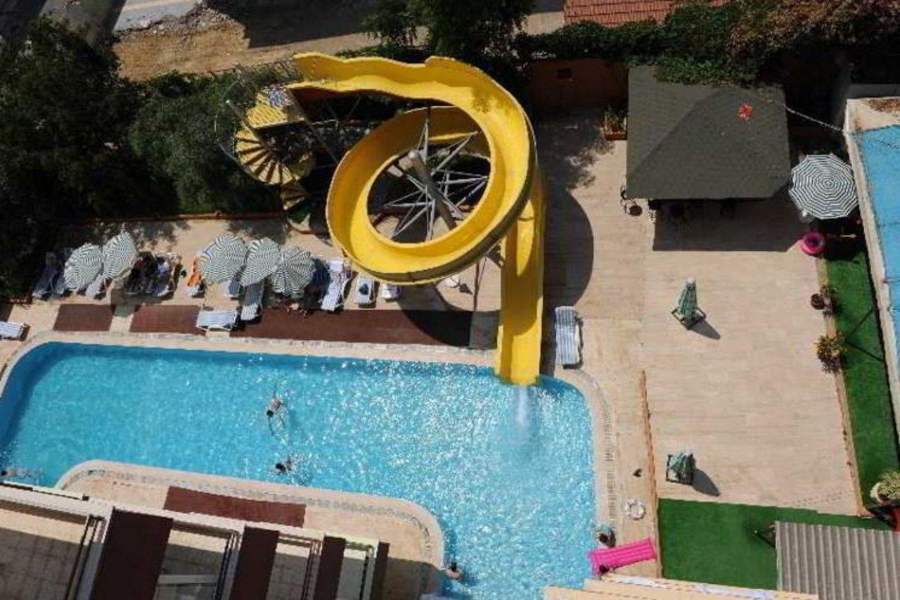 Hotel World 2*