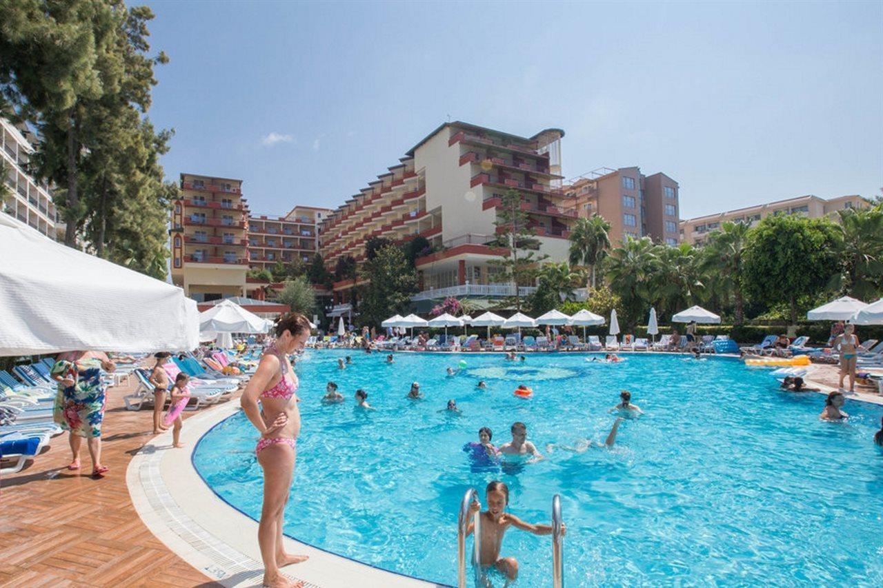 Hotel Holiday Park Resort 5*