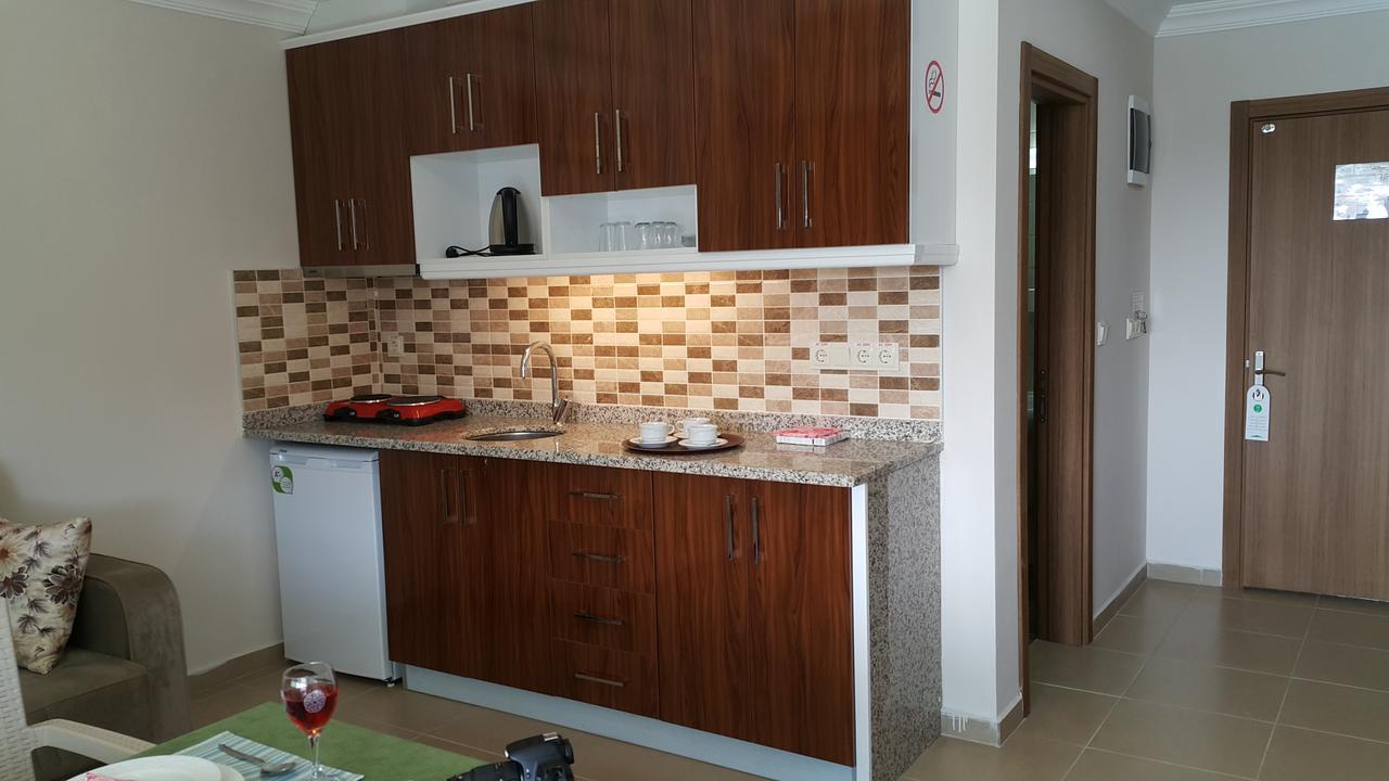 Aparthotel Midi̇ Family Sui̇Tes 3*