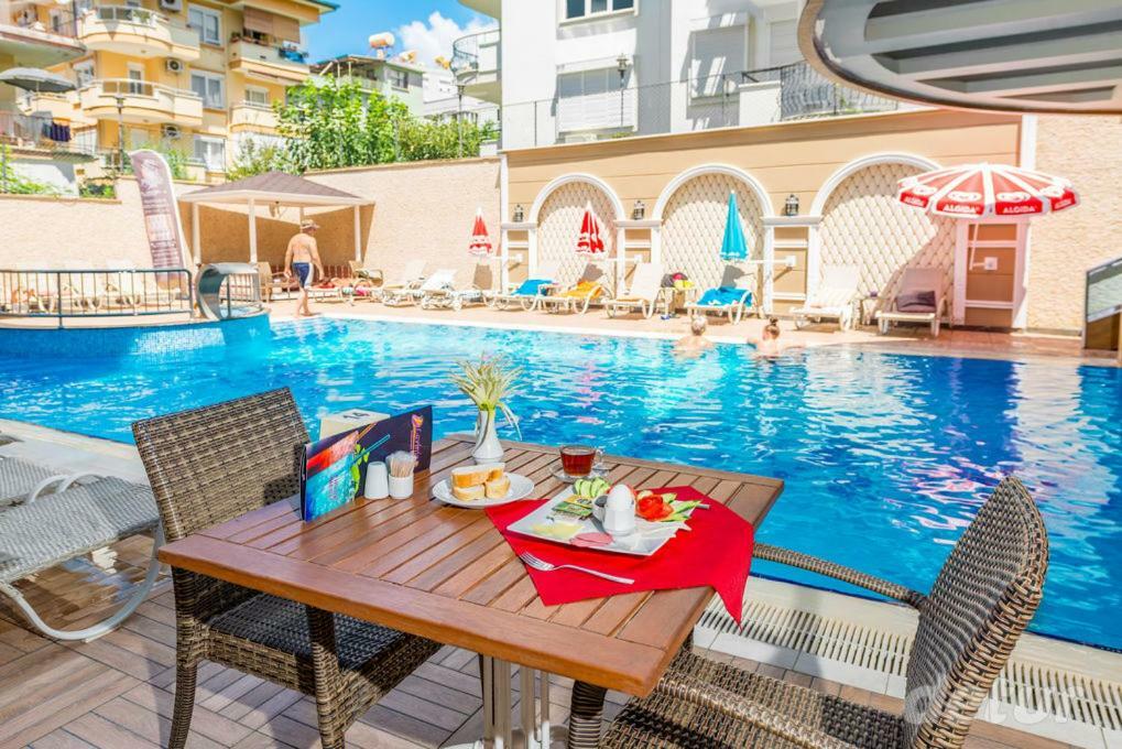 Aparthotel Lavinia & 3*