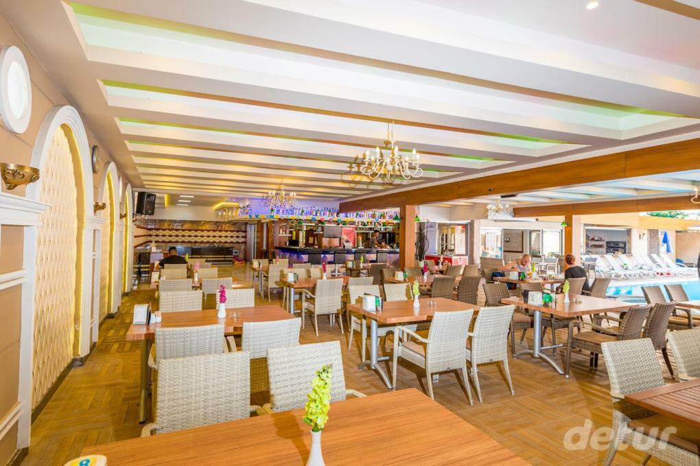 Aparthotel Lavinia & 3*