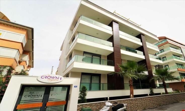 Apartment Cleopatra Crown