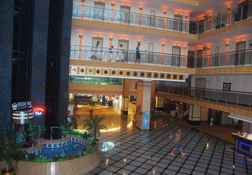 Hotel Holiday Park Resort 5*